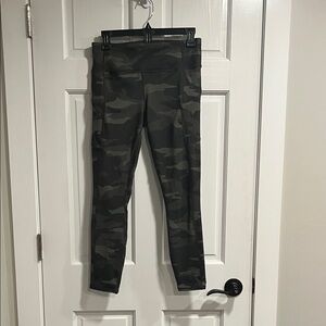 Athleta Camo Contender Leggings with Zip Pockets Size Small